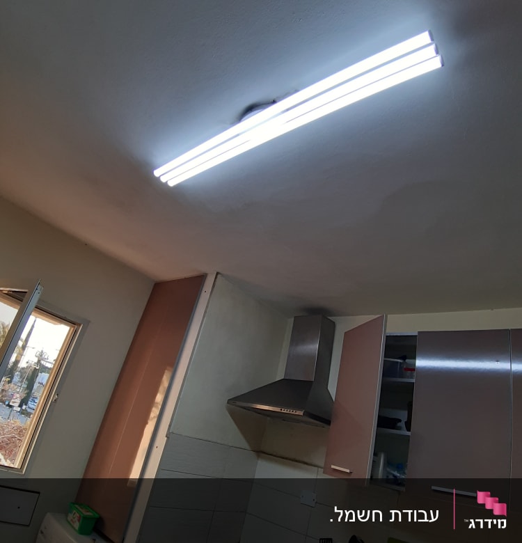 תאורת פלורסנט מותקנת בתקרה במטבח